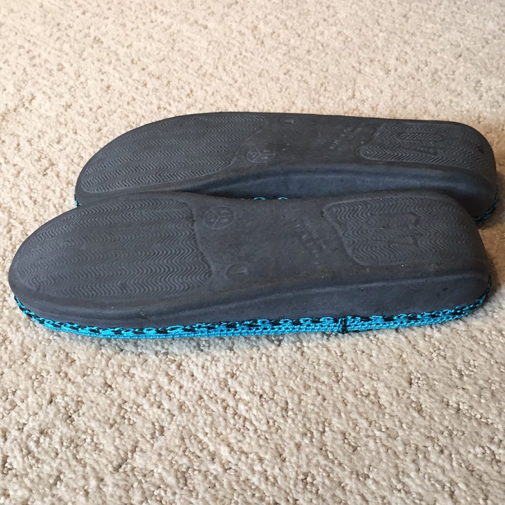 NWOT Beautiful woven slip on sandals - Picture 2 of 3
